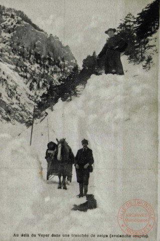 Au delà du Veyer dans une tranchée de neige ( avalanche coupée)