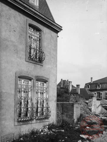 [Immeubles de la Cour du Château vus du rempart à la hauteur du Pont sur la Moselle]