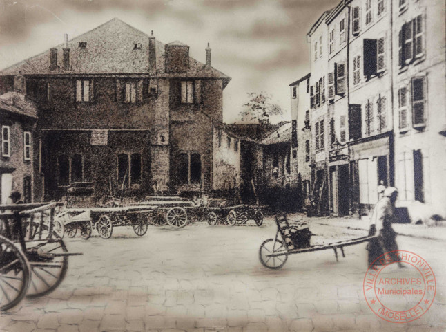 [Place du Luxembourg avant la démolition des remparts. L'ancienne chapelle des Augustins à Gauche, en fond les remparts]