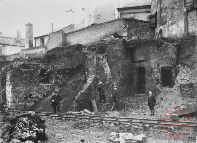[Ouvriers travaillant à la démolition des remparts quai de la Moselle (actuel quai Crauser) en 1902]