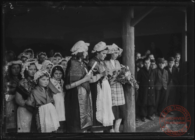 Foire exposition de 1948 - Jeunes filles en costume typique lorrain