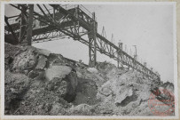 Parc à scories. Le pont roulant ne peut actuellement se déplacer que sur une longueur de 25 m et encore il n'y a aucune sécurité si l'on en juge par l'état du poteau se trouvant à l'aplomb du pont sur la photo.
