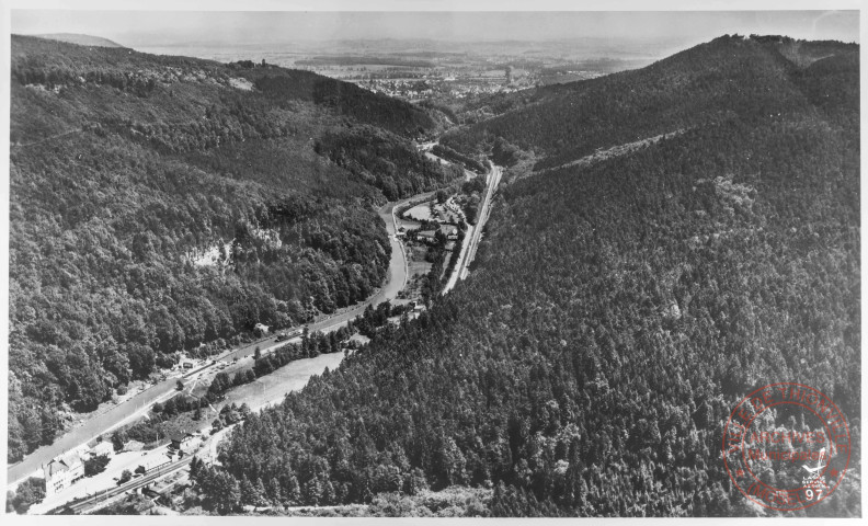 97. Commerce et transports - Le canal de la Marne au Rhin à l'ouest de Saverne