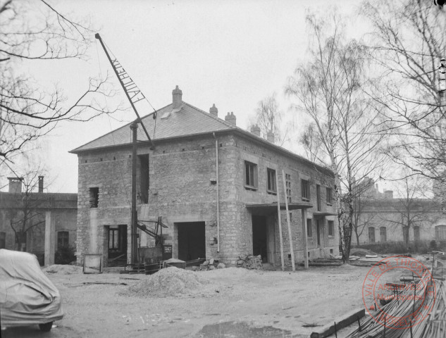 [Vue de maisons en travaux et en ruines]