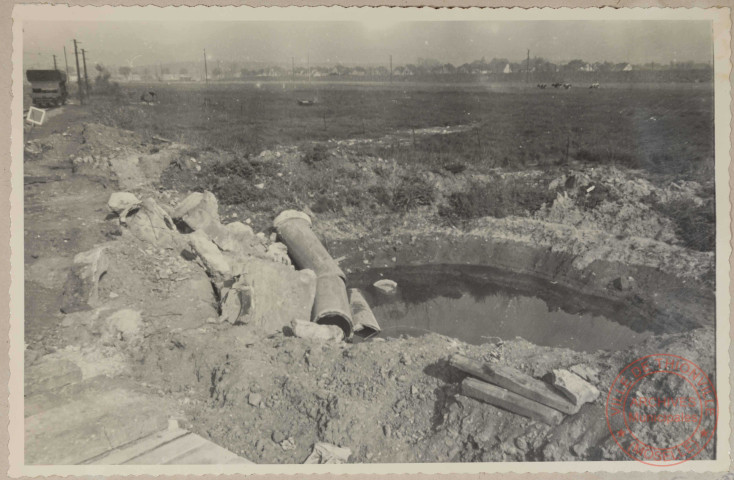 Conduite d'amenée d'eau de la mine à l'usine, endommagée par une bombe.