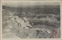 Conduite d'amenée d'eau de la mine à l'usine, endommagée par une bombe.
