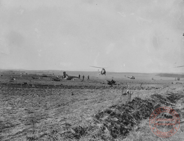 [Terrain d'aviation de Basse-Yutz, hélicoptères supposés Sikorsky H34 sur le lieu d'un crash et avion sur le devant le hangar ou il est écrit Thionville sur la toiture]