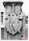 Bildstock daté 1616 situé à l'angle de la route de Mondorff et la rue de Meilbourg à Garche (Thionville). Statues de Saint-Pierre et Saint-François au-dessus de la plaque et Saint-Jean au-dessus de l'écusson. L'écusson représente le cultivateur (soc) et le pêcheur (poissons croisés)