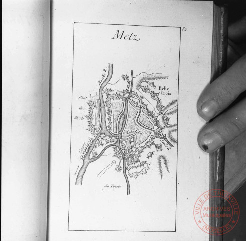 Extrait du "Recueil des fortifications, Forts et Ports de Mer de France", lavé au pinceau et édité par Le Rouge (ingénieur géographe), vers 1755-1760. Plan de Metz