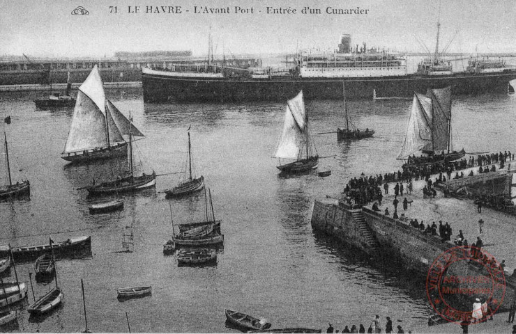 Cartes d'Autrefois (1890-1920) - Transports et communications - Le Havre - L'Avant Port - Entrée d'un Cunarder (paquebot)