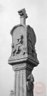 Bildstock de la mission du village de Veckring, situé dans l'ancien cimetière à quelques pas de la chapelle du Hackenberg. Croix érigée par le curé de la paroisse de Hackenberg en 1625. Saint Hubert à cheval dans la niche gauche.