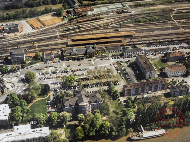Vue aérienne de Thionville - Au premier plan le Centre Culturel Jacques Brel, puis la gare SNCF