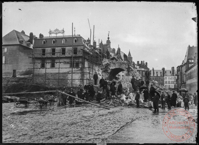 [Démolition de la porte du pont de la Moselle]