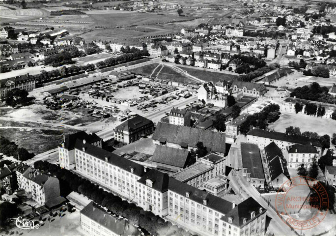 Thionville (Moselle) - Vue aérienne - Collège Moderne de Jeunes Filles et Place de la Liberté