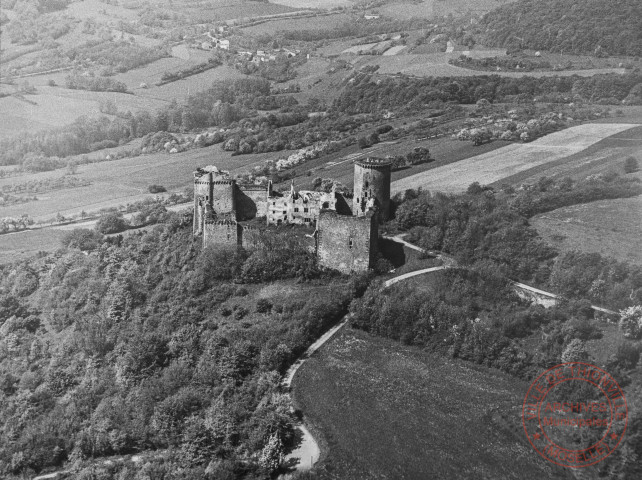 Vue aérienne du château de Meinsberg (Malbrouck) à Manderen