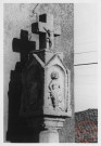 Bildstock du XVIe, situé à Metzervisse, à l'angle de la Grand Rue et de la rue de la Gaessel. L'édicule est creusé de quatre niches rondes et couvert d'une double bâtière presque entièrement recouverte par l'importante assise carrée de la croix de sommet. Caractéristique du XVIe siècle, le monument devait disposer d'un fût octogonal. Dans les 4 niches, Saint-Sébastien, la Vierge à l'Enfant, Saint-Eloi avec mitre et tablier de forgeron et Jean le Baptiste