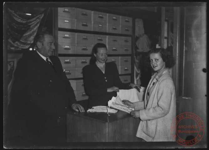 Foire exposition de 1948 - Jeune femme devant un étal de vêtements