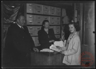 Foire exposition de 1948 - Jeune femme devant un étal de vêtements