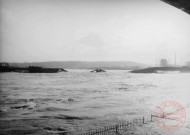 Guerre 1939-1945. Pont sud SNCF sauté de la Moselle en crue