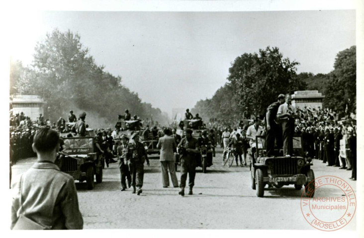 Défilé de l'armée Leclerc aux Champs Elysées