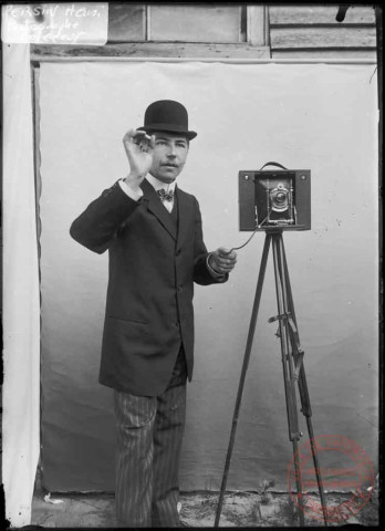 Portrait de Henri PERSIN (1881-1965), coiffeur et photographe