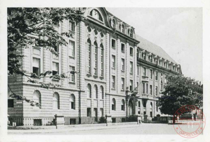 Le lycée Charlemagne vu depuis l'avenue Clémenceau
