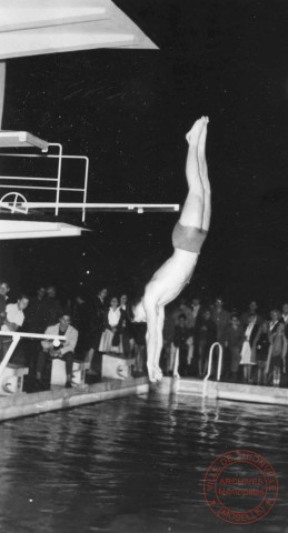 [Concours de plongeon à la piscine municipale, bassin extérieur]