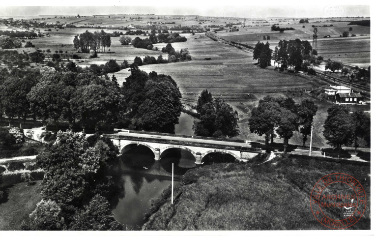 La Sarre de Berthelming. Au premier plan, la route qui mène de la gare (à droite) au village (à gauche). A droite le chemin de fer qui vient de Sarrebourg et va vers Fénétrange et Sarre-Union.