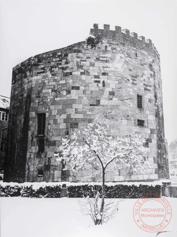 [La Tour aux Puces entourée de neige]