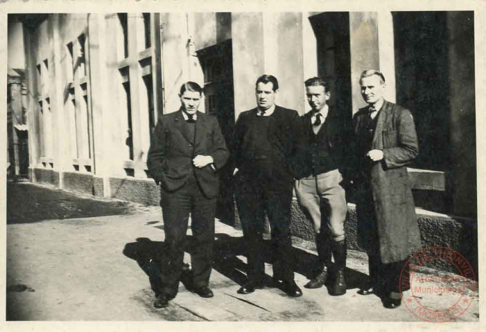 4 hommes posent au 12 rue du Général Laplace à Thionville. L'un d'entre eux est Louis Bretnacher