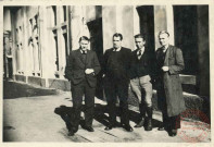 4 hommes posent au 12 rue du Général Laplace à Thionville. L'un d'entre eux est Louis Bretnacher