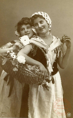 [Portrait de deux femmes tenant un panier fleuri et une enveloppe]