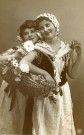 [Portrait de deux femmes tenant un panier fleuri et une enveloppe]