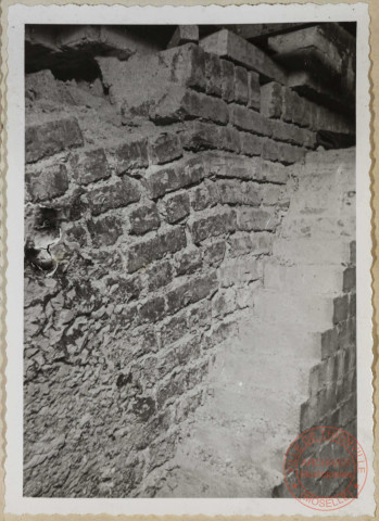 Régénérateur batterie Still côté nord four 22. Piédroits entre régénérateurs gaz et air montrant le ramollissement et la fusion des briques devant supporter les voûtes de régénérateurs. Le vide créé à la partie supérieure entre la voûte et le piédroit part de 0 et va en s'amplifiant sur une longueur de 2m pour atteindre une hauteur de 50 cm environ et se continue à peu près régulièrement sur toute la longueur de la batterie. A beaucoup d'endroits une partie du revêtement en réfractaires était déjà tombé. En continuant l'exploitation sans revenir à cet état de chose, un effondrement de la batterie étaient à craindre à chaque instant