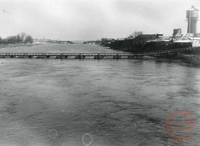 Le pont de bateaux enjambant la Moselle qui a permis le passage des soldats de 2/378 R.I. - 11 novembre 1944