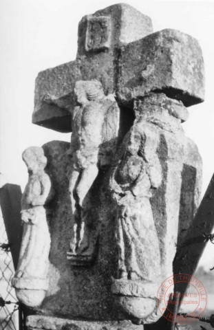 Bildstock situé à Haute-Ham (commune de Basse-Ham), au 4 rue de l'Ecole. Il est constitué d'un fût circulaire et d'un croisillon, stèle représentant le Christ en croix accoté de la Vierge et de saint Jean. Il est appelé "Croix de Beck"