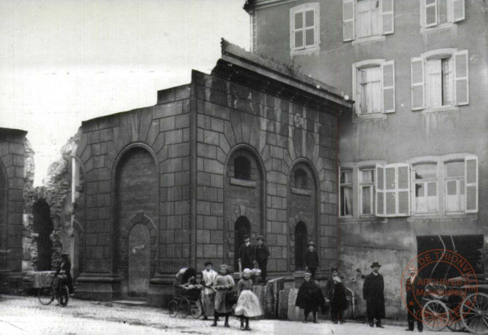 Le démantèlement des fortifications de Thionville 1902-1903. La démolition de la porte de la Moselle. A droite, l'hôtel PETIT (plus tard hôtel Saint-Hubert) 1903.