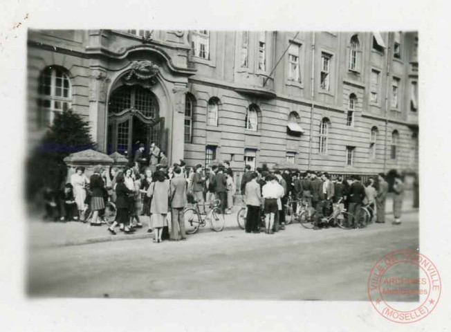 Elèves devant le lycée Charlemagne