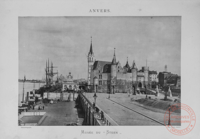 Album contenant 15 planches photographiques de Anvers, réalisées par DERO Frères - Planche n°1 : Musée du "Steen"