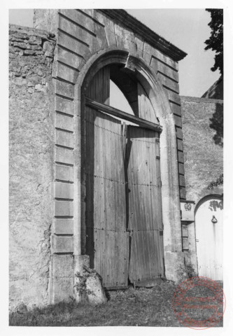 Château de Roussy-le-Bourg (commune de Roussy-le-Village). Portail d'accès Est situé le long de la rue du Bourg