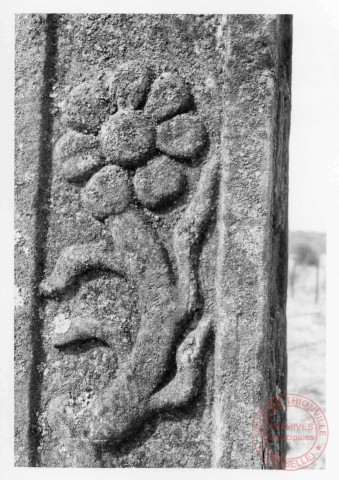 Bildstock situé au lieu-dit Schelleboschweg à Roussy-le-Village. Croix érigée en 1660 pour Sondag Raves, de Roussy. Christ en croix ; fleur
