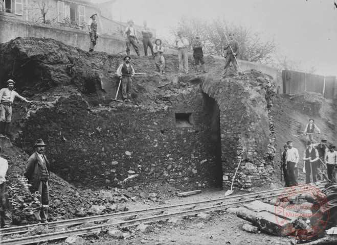 [Ouvriers travaillant à la démolition des remparts quai de la Moselle (actuel quai Crauser) en 1902]
