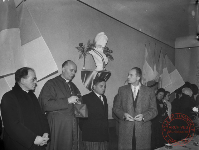 [Visite épiscopale de Monseigneur Paul-Joseph Schmitt, 109ème évêque de Metz à Basse-Yutz]