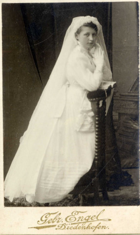 [Portrait de Gabrielle Hourte vers 1910 en tenue de communiante]