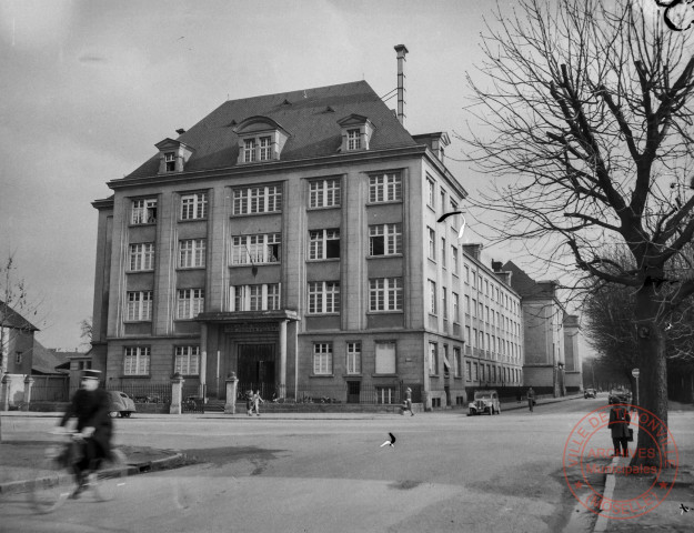 [Scène de vie devant le lycée Hélène Boucher]