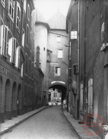 Rue des Clarisses et entrée de la cour du Château