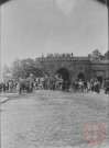 [Démolition de la porte du Luxembourg - Groupe de personnes posant devant et au-dessus]