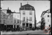 [Sierck-les-Bains, place du Marché. De gauche à droite, un cordonnier M. Brech, un brasseur Nicolas Vax, un magasin de confection de vêtements Knopf]