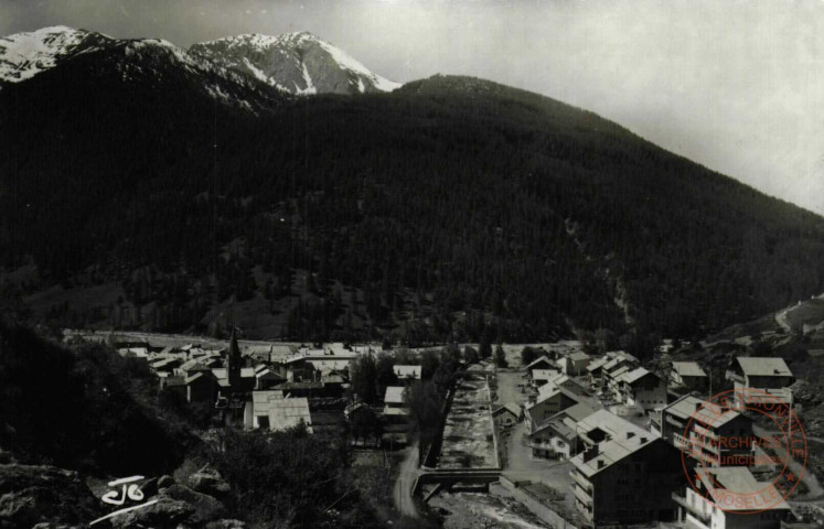 Les Hautes-Alpes : Vallée du Queyras : Abries (1538 m) : Vue Générale : Forêt de Marassan