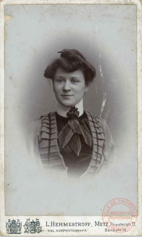 Portrait d'une femme en studio